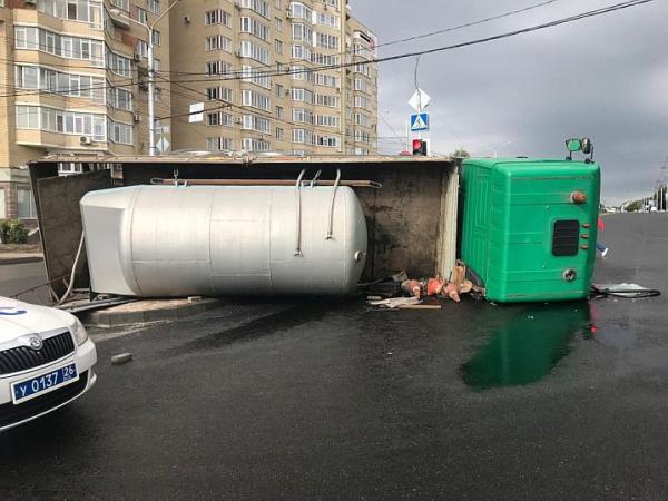 Фура с сжиженным кислородом перевернулась в Ставрополе